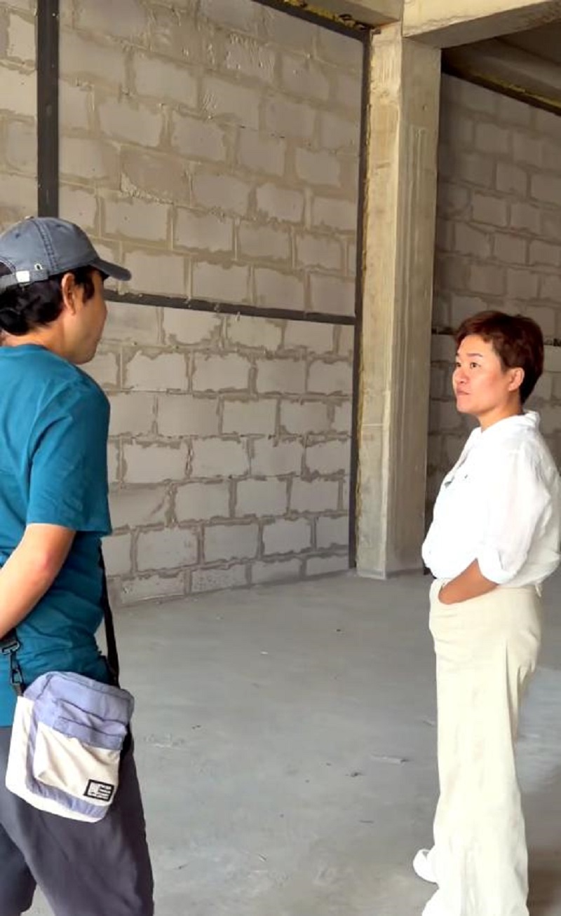 On-site discussion at a location being prepared for a future showroom